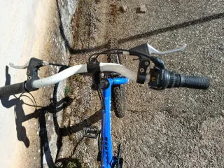 Bicicleta infantil BH azul.