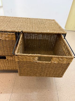 Mueble organizador con cestas de mimbre
