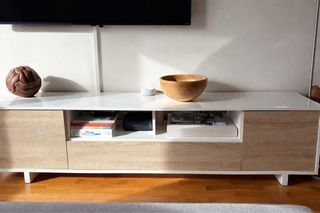 Mueble TV blanco y madera
