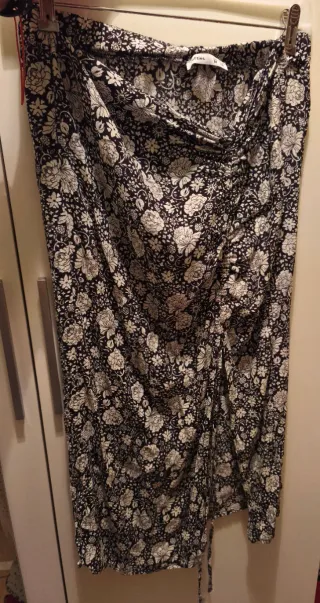 Falda floral Bershka talla M