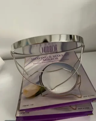 Specchio per trucco e barba a due facce a 4€ ciascuno