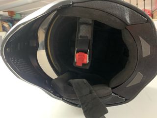 Casco plateado y negro con visera
