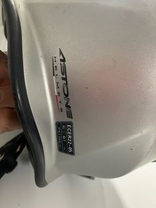 Casco plateado y negro con visera