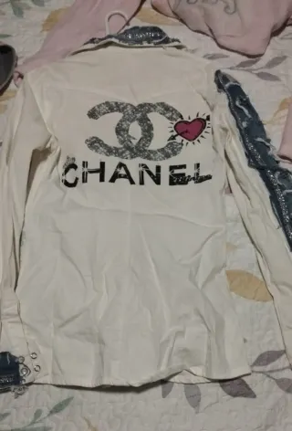 Camisa Chanel con Logo y Corazón