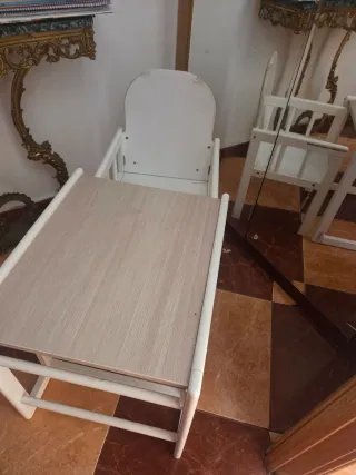 Trona de bebé blanca y madera