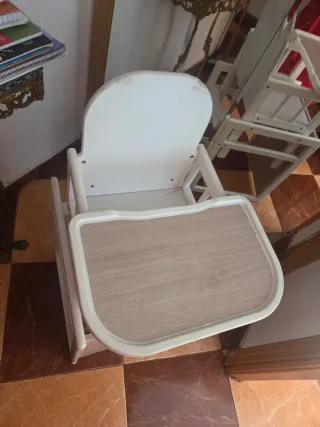 Trona de bebé blanca y madera