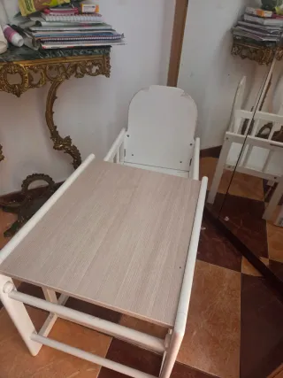 Trona de bebé blanca y madera