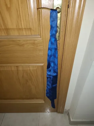 Corbata azul hombre