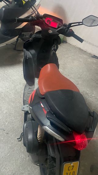 Aprilia Scooter Negra y Roja