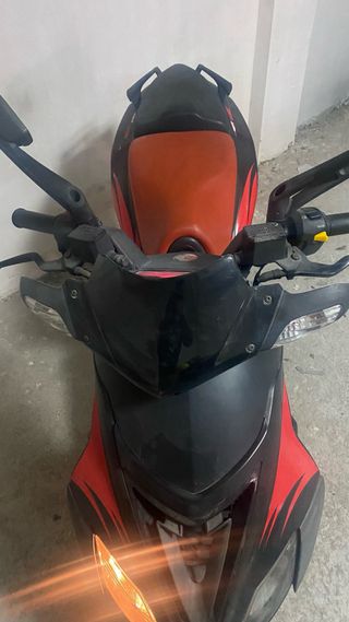 Aprilia Scooter Negra y Roja