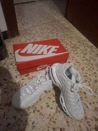 Tenis Nike Blancos.      Tenis  New balance gris
