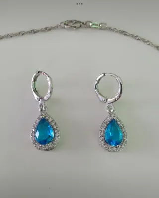 Conjunto de joyería azul.