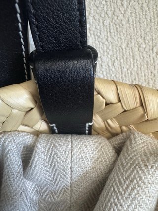 Bolso bombonera en hoja de palma y piel de Loewe