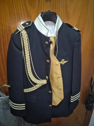 Traje de comunión azul y dorado