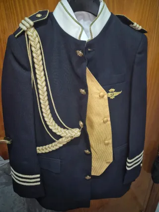 Traje de comunión azul y dorado