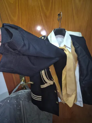 Traje de comunión azul y dorado