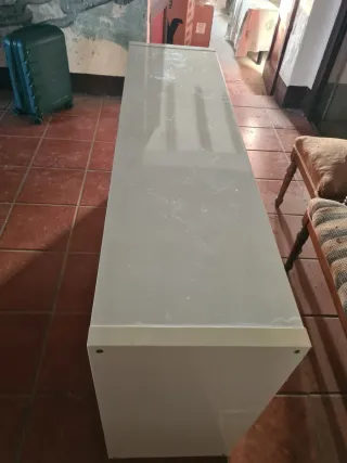 Estantería d'Ikea amb portes vermelles.