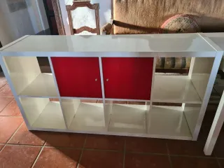 Estantería d'Ikea amb portes vermelles.
