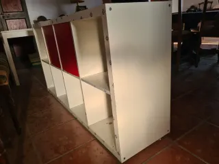 Estantería d'Ikea amb portes vermelles.