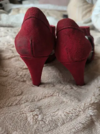 Sandalias de ante rojas.Tienen plataforma.