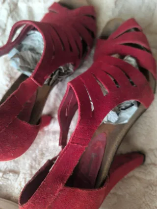 Sandalias de ante rojas.Tienen plataforma.
