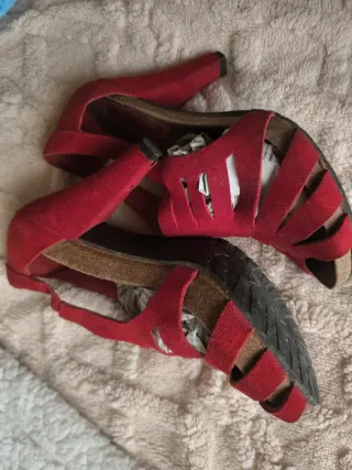 Sandalias de ante rojas.Tienen plataforma.