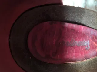 Sandalias de ante rojas.Tienen plataforma.