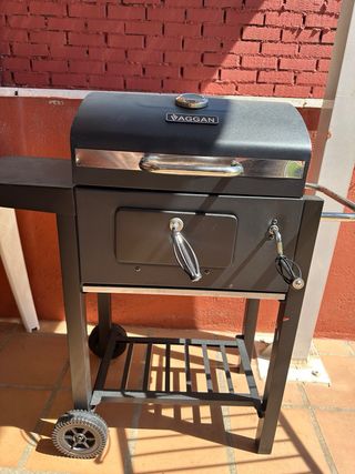 Barbacoa VAGGAN negra y plateada