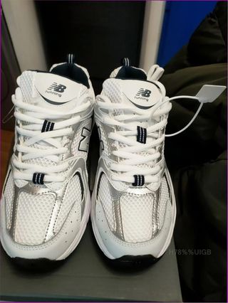 New Balance 530 Blancas Plata Azul Marino Talla 41