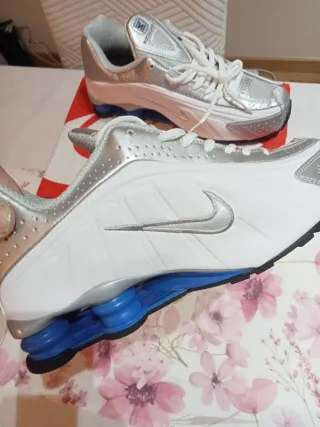 Zapatillas Nike Shox plateadas y blancas