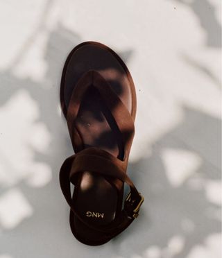 Sandalias de piel marrón