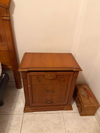 2 Mesitas de noche de madera con cajones