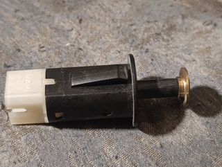 R11/Super5/19/Clio1.... Pulsador luz maletero.