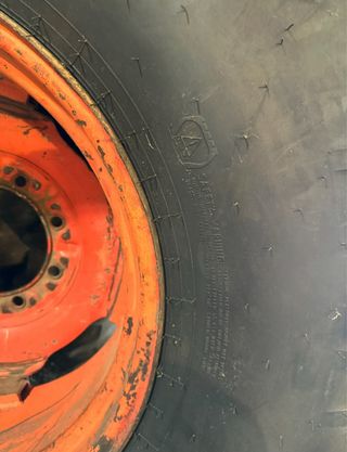 Neumático nuevo con llanta  tractor o cosechadora
