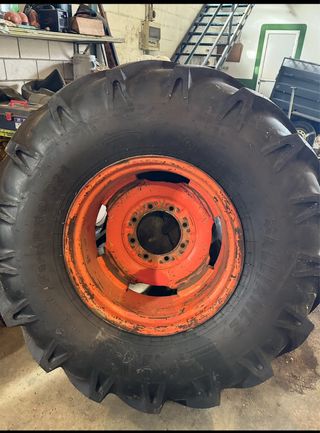 Neumático nuevo con llanta  tractor o cosechadora