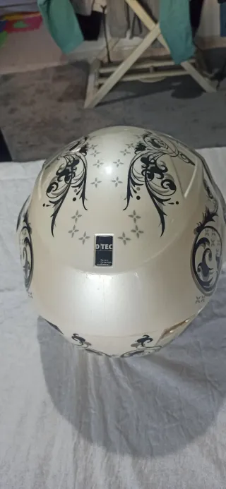 Casco de moto blanco y dorado con diseño