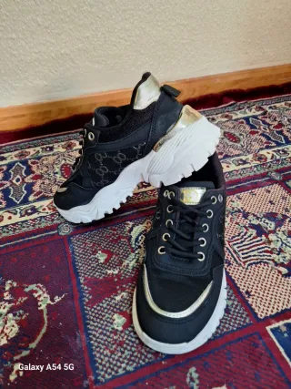 Zapatillas Gucci Negras y Doradas