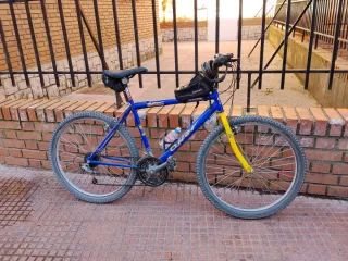 Bicicleta Montaña Azul y Amarilla