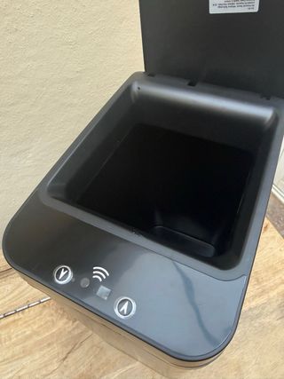 Cubo de basura con sensor negro