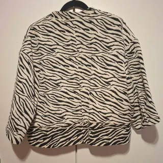 Chaqueta Zara corta manga 3/4 estampado cebra