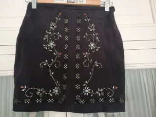 Falda corta con pedrería variada, edición especial