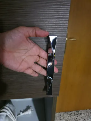 Mueble de baño marrón y gris