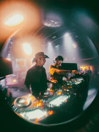 DJ