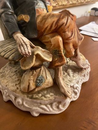 Statuina Capodimonte uomo seduto con bottiglia