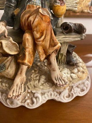 Statuina Capodimonte uomo seduto con bottiglia