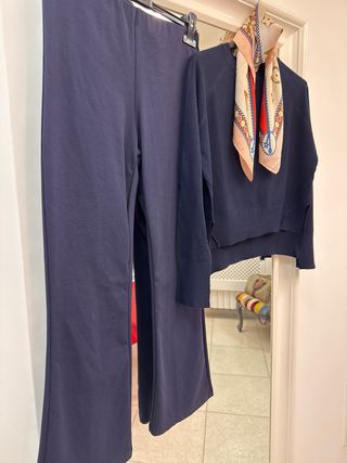 Completo pantalone, maglione e foulard