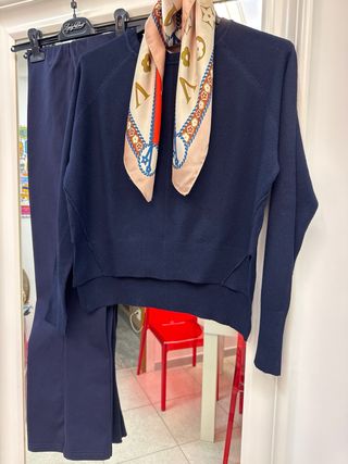 Completo pantalone, maglione e foulard