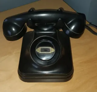 Teléfono antiguo negro
