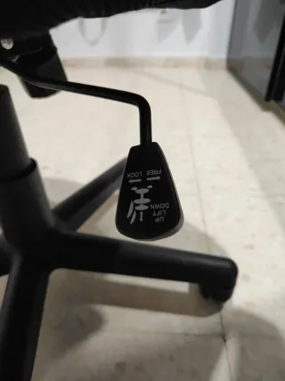 Silla de oficina ergonómica negra