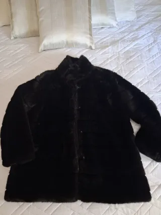 Abrigo pelo sintético negro sin estrenar. Talla L